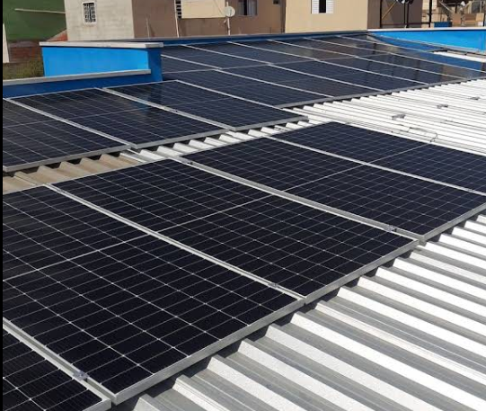 Painéis solares instalados em telhado